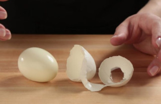 Une astuce simple afin d'écaler les œufs cuits durs plus facilement!