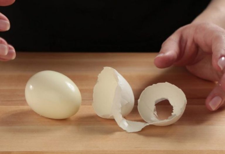 Comment Ecaler Des Oeufs Durs Sans Les Abimer Une astuce simple afin d’écaler les œufs cuits durs plus facilement!