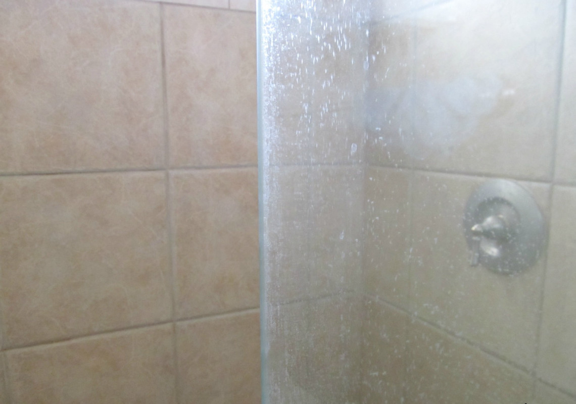 Le meilleur truc pour laver les douches en vitre facilement!