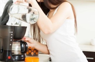 Truc facile pour détartrer votre machine à café (2 ingrédients seulement)
