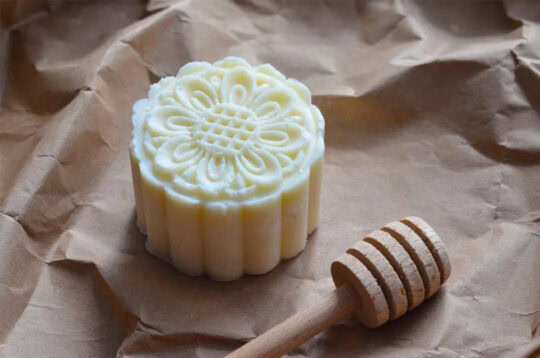 Recette facile pour faire votre propre shampooing en barre au miel!
