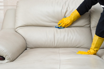 Comment bien nettoyer un divan en cuir (Très facile!)
