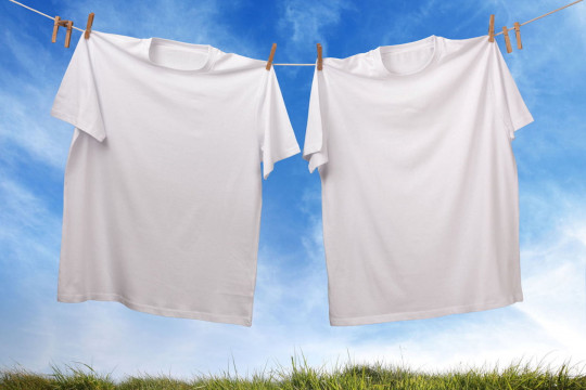 Voici 3 façons faciles et surprenantes de reblanchir vos vêtements!