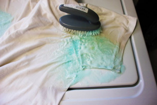 Truc facile pour nettoyer une tache jaunâtre d'un chandail sous les bras!