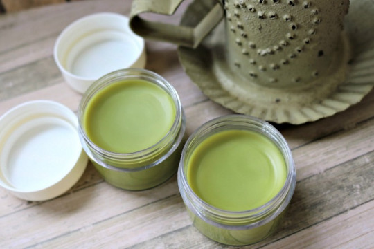 Cette crème pour les yeux au thé vert saura illuminer votre regard!