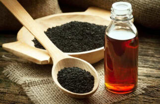 Huile de nigelle pour la peau et les cheveux, bienfaits et utilisations