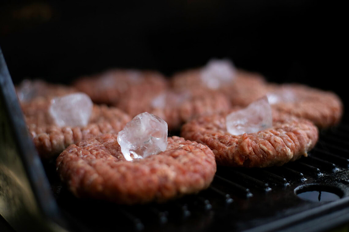 L'astuce de cuisine des grands chefs : le glaçon sur le steak haché