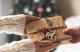 8 façons uniques d'organiser un échange de cadeaux réussi!