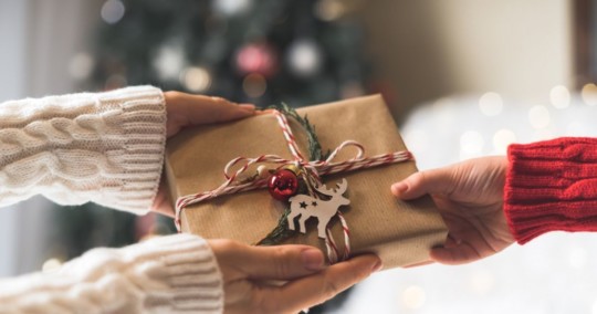 8 façons uniques d'organiser un échange de cadeaux réussi!