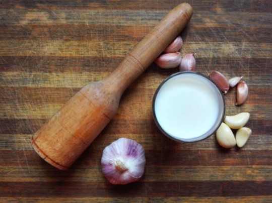 Lait à l'ail pour les maux de dos : recette et médecine traditionnelle!