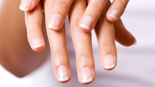 Sauvez votre manucure : 6 astuces pour réparer un ongle cassé
