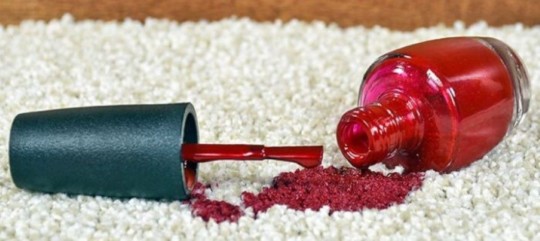 6 façons d'enlever une tache de vernis à ongle sur le tapis