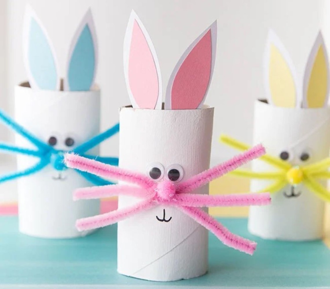 DIY lapin de Pâques avec des rouleaux de papier toilette