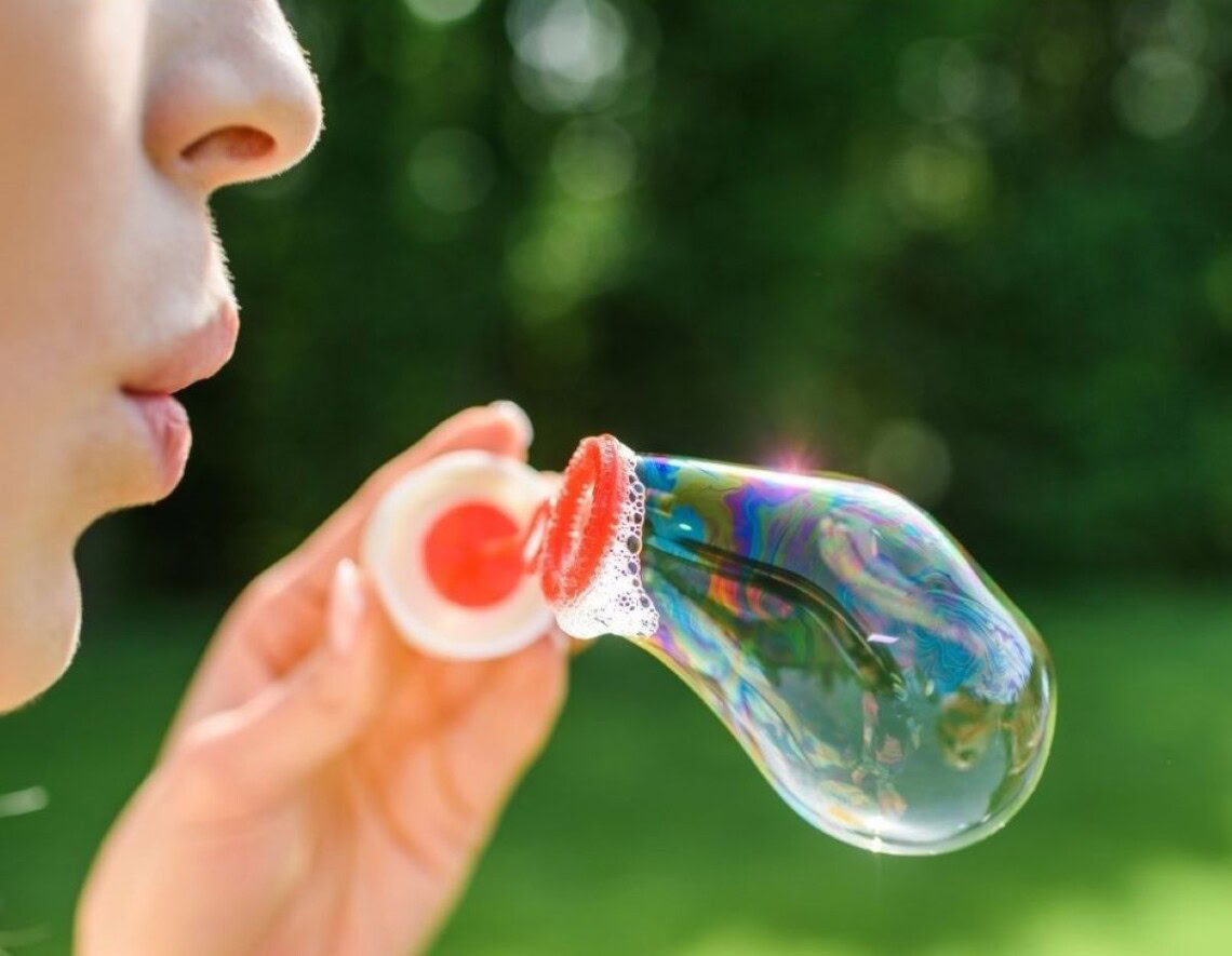 Mélange à bulles maison : Recette parfaite pour des bulles géantes